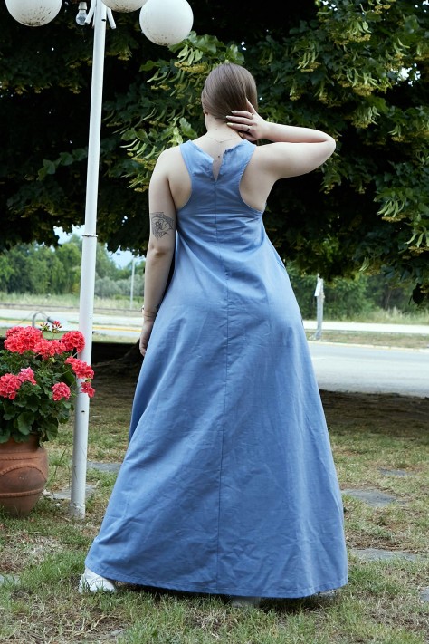 Μπλε λεπτό τζιν μάξι φόρεμα με ανοιχτή πλάτη