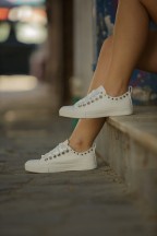 Άσπρα Sneakers Με Σατέν Κορδόνια.