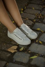 Άσπρα Sneakers Με Σατέν Κορδόνια.